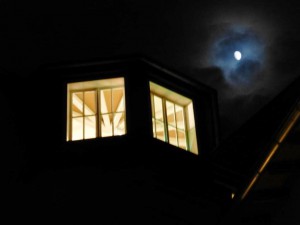 Mondschein_uebe_derTurmsuite_im_Kunsthaus_Ruhrstr.3_Muelheim_Foto_by_Ivo_Franz