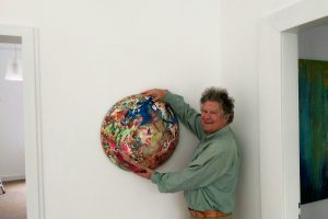 Harald Schmitz-Schmelzer mit einer Skulptur in der Ausstellung "Jackson Pollock Visiting" in der RUHR GALLERY MUELHEIM