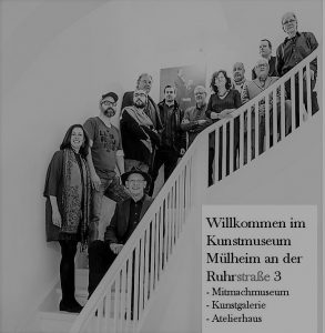 Mitmach-Museum in der Stadt Mülheim: Künstlertreppe zur POLLOCK-VISITING-Ausstellung 2017 - vorne links Kunsthistorikerin Dr. Laura Rodrigues aus Mülheim