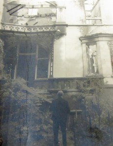 Carl_Nedelmann_vor_zerbombter_Villa