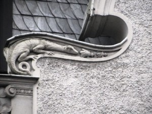 KUNST IN MÜLHEIM AN DER RUHR Echsen - Chamäleons_als_Giebelschmuck_Ruhr_Galerie_Muelheim