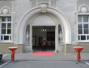 Fruehlingsausstellung_im_Kunsthaus_Ruhrstr.3_Heidi_Becker_im_imposanten_Tor_der_Ruhr-Gallery_Foto_by_Ivo_Franz
