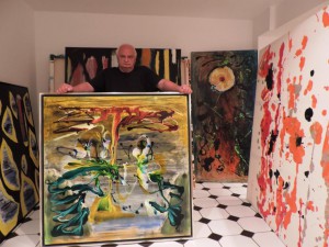 Der_Kuenstler_Manfred_Dahmen_Foto_mit_Deponaten_by_Ivo_Franz_ -
