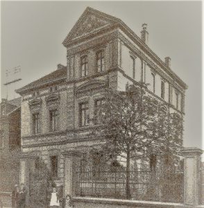 hier-wohnte-von-1895-1899-carl-nedelmann-rechts-neben-dem-tor-seine-kinder-henny-und-otto-bevor-er-die-villa-an-der-delle-nr-54-baute-und-bezog