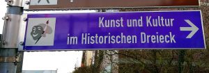 Hinweisschild einer kulturorientierten Stadt in Deutschland - Lutz Gierig - Gastkünstler im Kunsthaus Mülheim Ruhrstr. 3