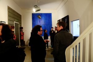 "Blaue Begegnung" im Foyer der Ausstellungshalle