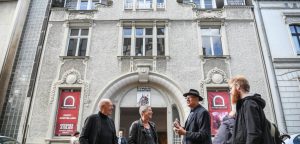 Vor der Galerie an der Ruhr v.l. Prof.Heiner Treinen, Cornelia Wissel, Ivo Franz und Marvin Hoffmann