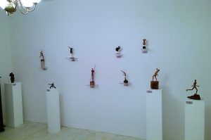 Skulpturen von Katharina Joos in der Ausstellung "MENSCHEN IN BEWEGUNG" in der Galerie an der Ruhr, Mülheim an der Ruhr