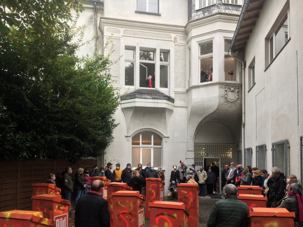 Dieses Bild hat ein leeres Alt-Attribut. Der Dateiname ist HASCHULT_BILDBOXES_Ausstellungeroeffnung_RUHRGALLERYMUELHEIM_11.10.2020_KUNSThilftGEBEN-1.jpg